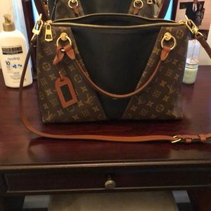 Authentic Louis Vuitton v tote mm